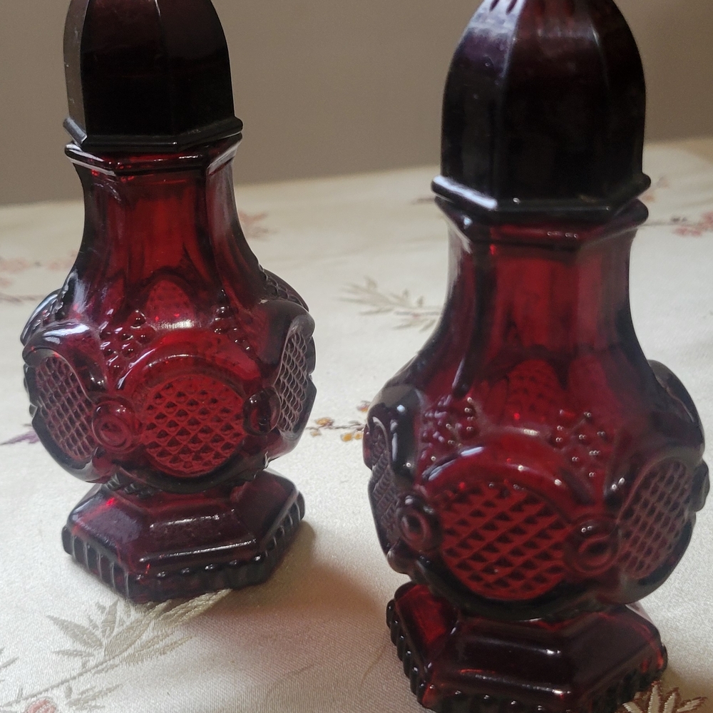 Avon Glass Sslt & Pepper Shakers